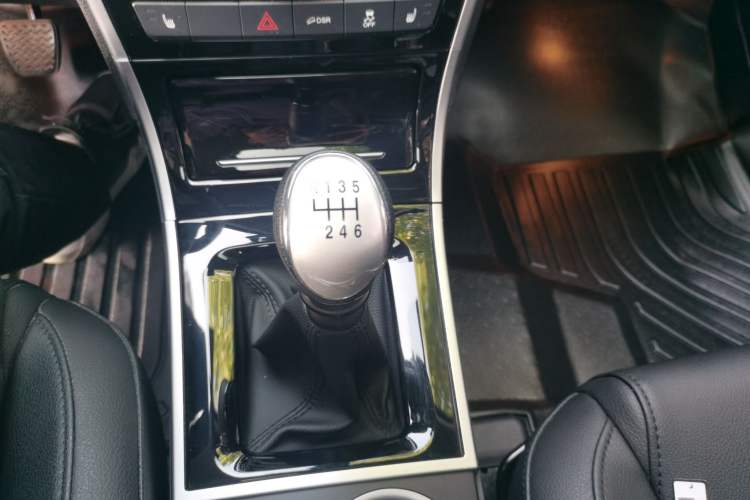 Used Haval H2 2017 Red-Label 1.5T Manual Two-Wheel Drive Luxury Model Gear Lever