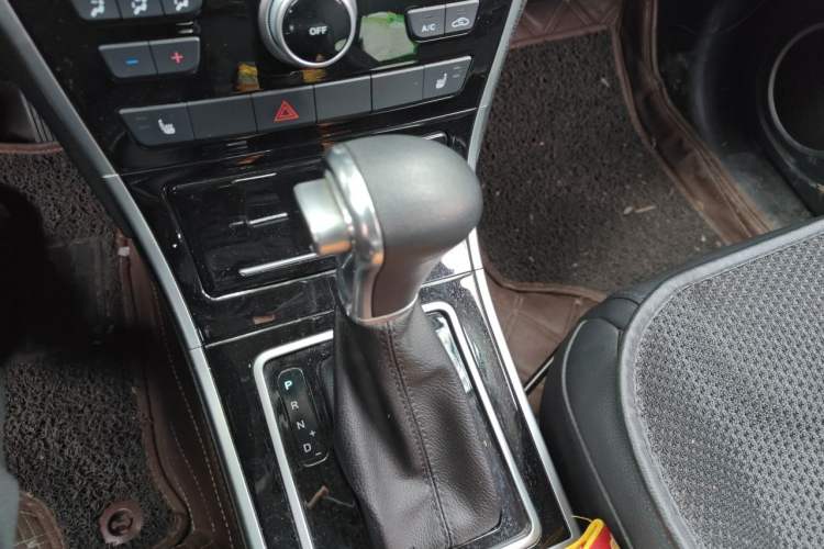 Used Haval H2 2017 Red-Label 1.5T Automatic Two-Wheel Drive Elite Model Gear Lever