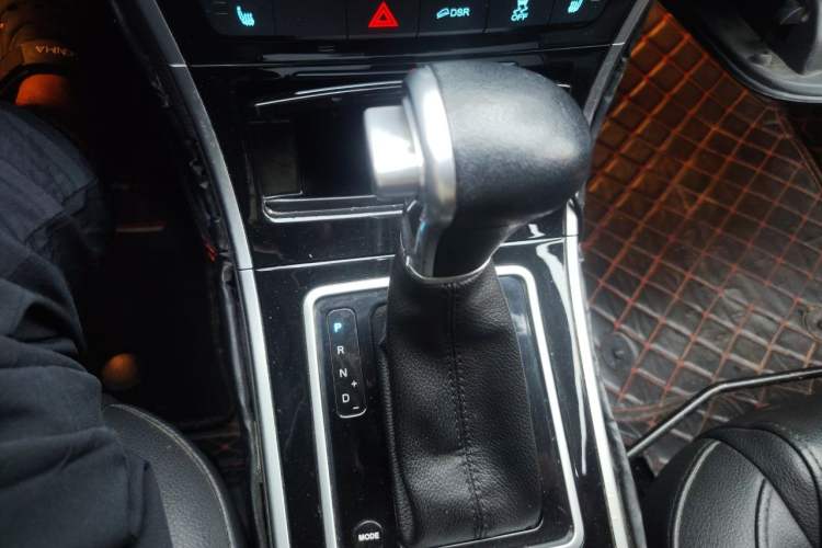 Used Haval H2 2017 Red-Label 1.5T Automatic Two-Wheel Drive Luxury Model Gear Lever