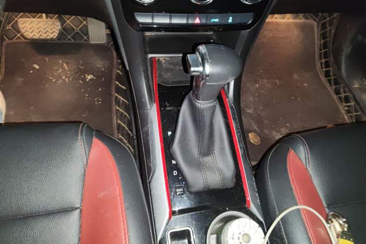 Used Haval H2 2017 Blue Label 1.5T Automatic Two-Wheel Drive Luxury Model Gear Lever