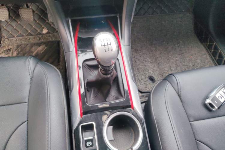 Used Haval H2 2017 Blue Label 1.5T Manual Two-Wheel Drive Elite Model Gear Lever