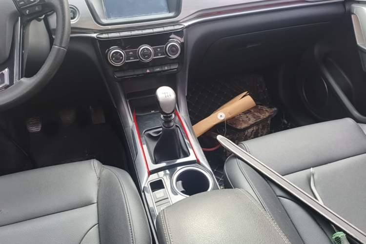 Used Haval H2 2017 Blue Label 1.5T Manual Two-Wheel Drive Elite Model Gear Lever