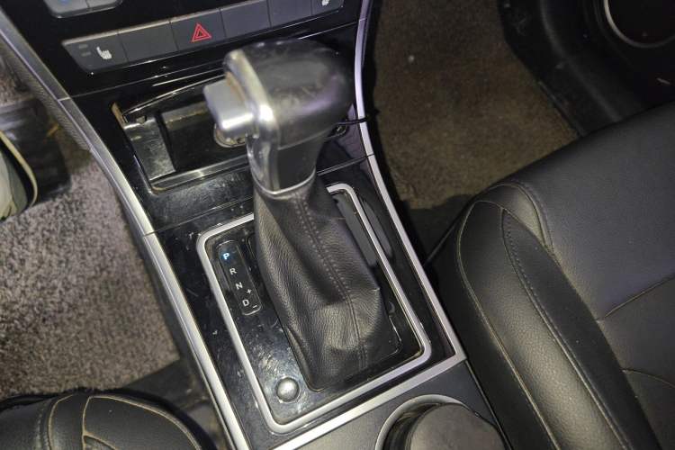 Used Haval H2 2017 Red-Label 1.5T Automatic Two-Wheel Drive Elite Model Gear Lever