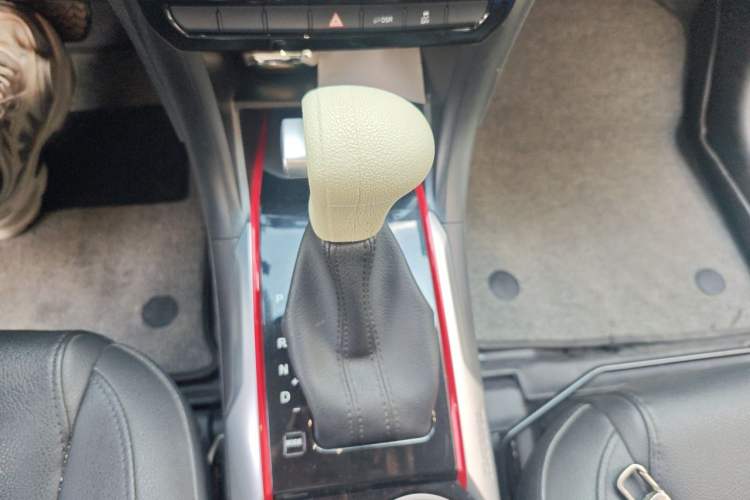 Used Haval H2 2017 Blue Label 1.5T Automatic Two-Wheel Drive Luxury Model Gear Lever