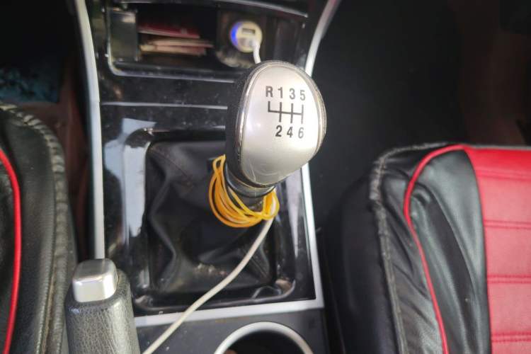 Used Haval H2 2017 Red-Label 1.5T Manual Two-Wheel-Drive Elite Model Gear Lever