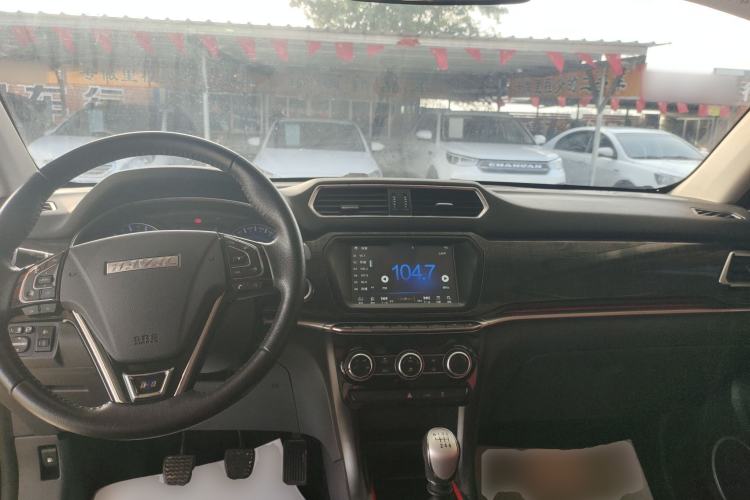 Used Haval H2 2017 Blue Label 1.5T Manual Two-Wheel Drive Luxury Model Interior 2