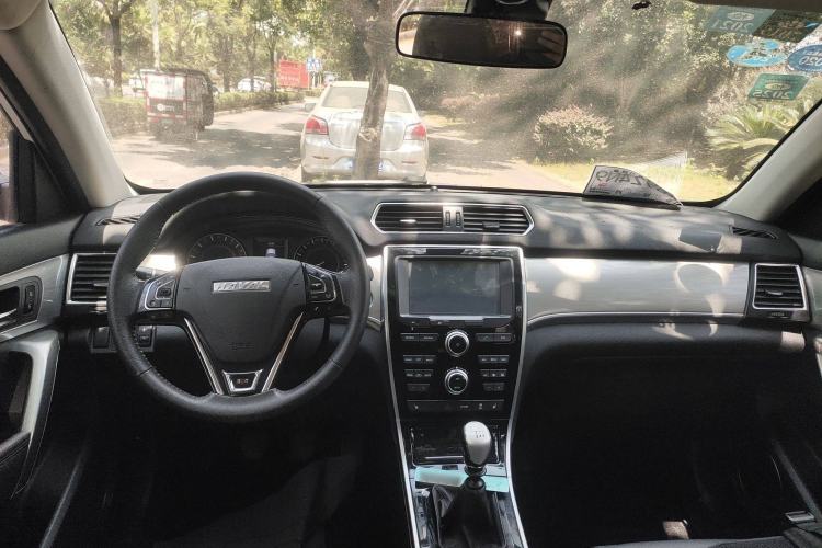 Used Haval H2 2017 Red-Label 1.5T Manual Two-Wheel Drive Luxury Model Interior 2