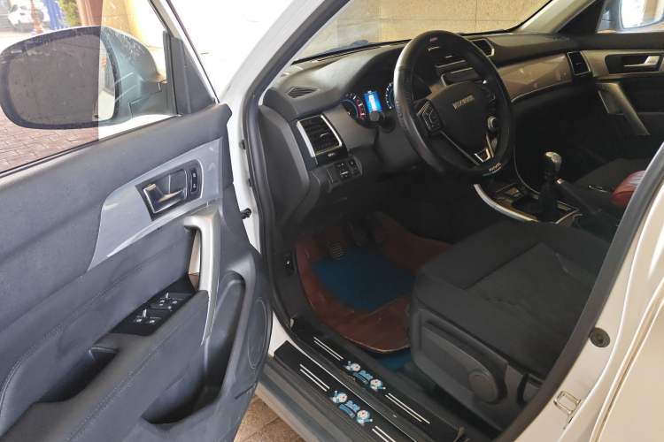 Used Haval H2 2017 Red-Label 1.5T Manual Two-Wheel Drive Comfort Model Interior 3