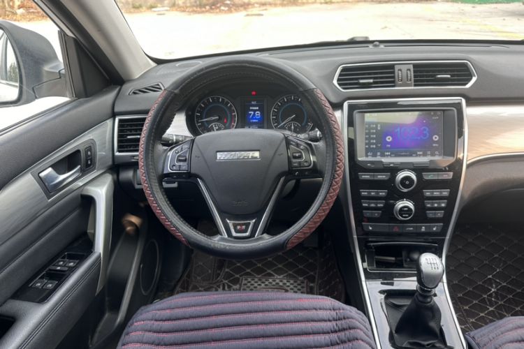 Used Haval H2 2017 Red-Label 1.5T Manual Two-Wheel Drive Luxury Model Interior 4