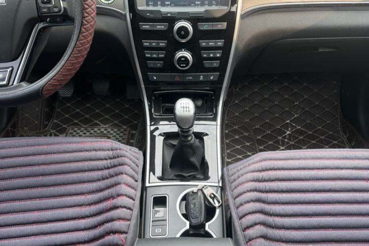 Used Haval H2 2017 Red-Label 1.5T Manual Two-Wheel Drive Luxury Model Interior 5