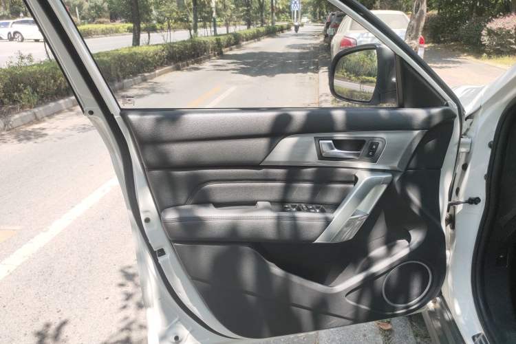 Used Haval H2 2017 Red-Label 1.5T Manual Two-Wheel Drive Luxury Model Interior 7