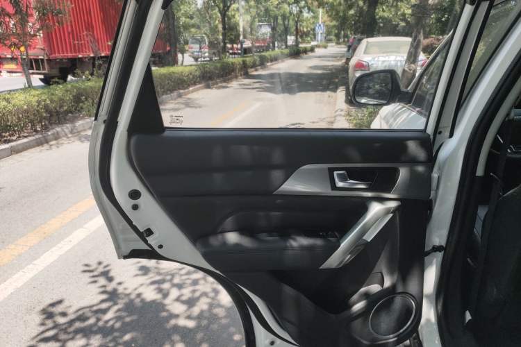 Used Haval H2 2017 Red-Label 1.5T Manual Two-Wheel Drive Luxury Model Interior 8
