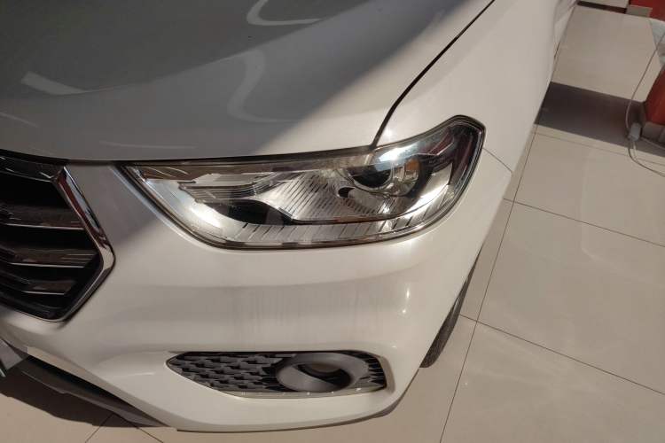 Used Haval H2 2017 Blue Label 1.5T Automatic Two-Wheel Drive Prestige Model Left Front Headlight