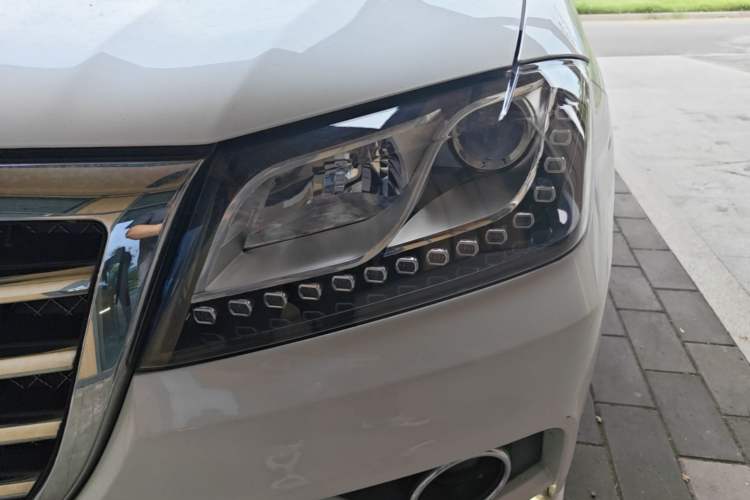Used Haval H2 2017 Red-Label 1.5T Manual Two-Wheel-Drive Elite Model Left Front Headlight