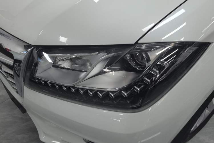 Used Haval H2 2017 Red-Label 1.5T Automatic Two-Wheel Drive Elite Model Left Front Headlight