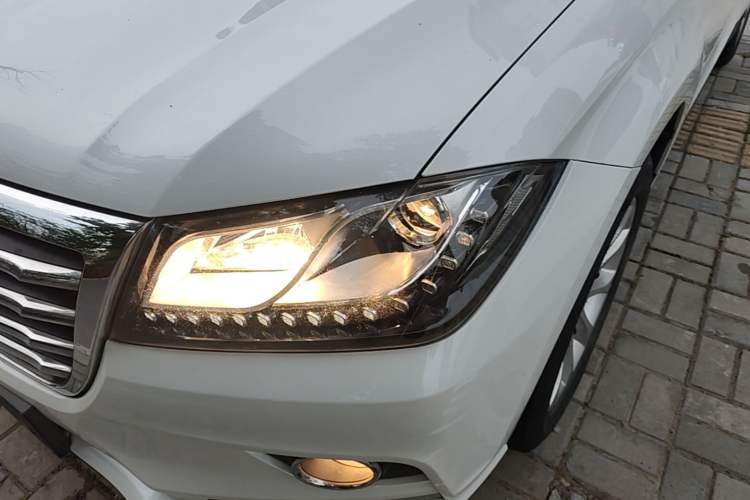 Used Haval H2 2017 Red-Label 1.5T Automatic Two-Wheel Drive Luxury Model Left Front Headlight