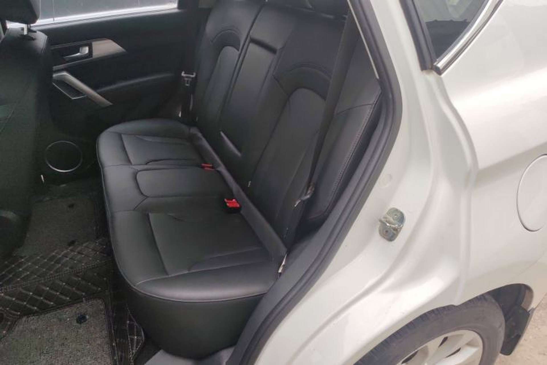 Used Haval H2 2017 Blue Label 1.5T Manual Two-Wheel Drive Elite Model Left Rear Seat