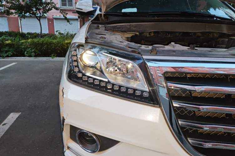 Used Haval H2 2017 Red-Label 1.5T Manual Two-Wheel Drive Luxury Model Right Front Headlight