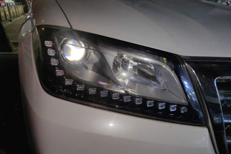 Used Haval H2 2017 Red-Label 1.5T Manual Two-Wheel-Drive Elite Model Right Front Headlight