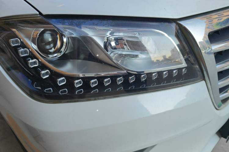 Used Haval H2 2017 Red-Label 1.5T Manual Two-Wheel Drive Comfort Model Right Front Headlight