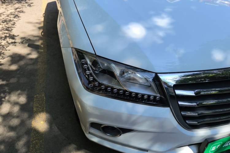 Used Haval H2 2017 Red-Label 1.5T Manual Two-Wheel-Drive Elite Model Right Front Headlight