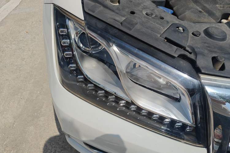 Used Haval H2 2017 Red-Label 1.5T Manual Two-Wheel-Drive Elite Model Right Front Headlight