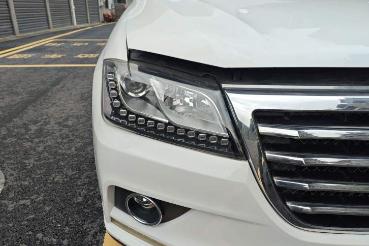 Used Haval H2 2017 Red-Label 1.5T Manual Two-Wheel Drive Comfort Model Right Front Headlight