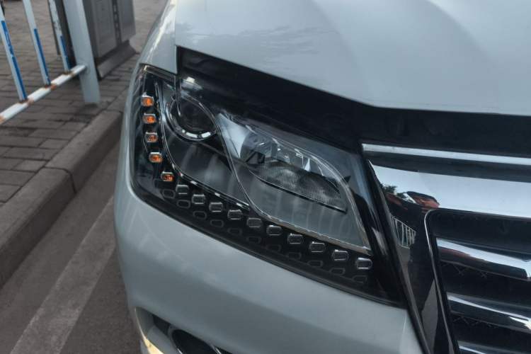 Used Haval H2 2017 Red-Label 1.5T Manual Two-Wheel Drive Luxury Model Right Front Headlight
