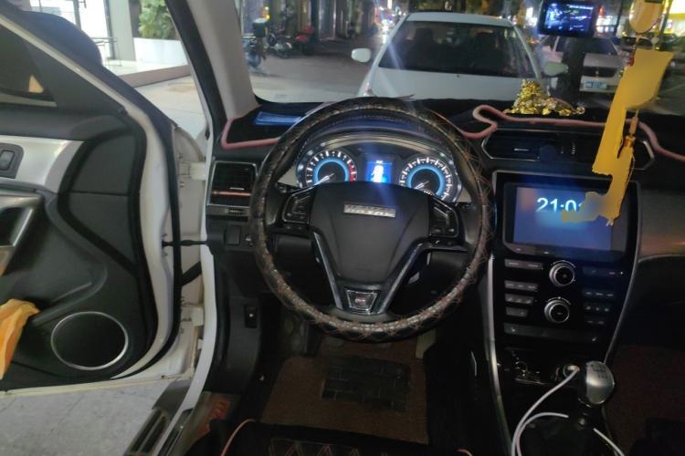 Used Haval H2 2017 Red-Label 1.5T Manual Two-Wheel-Drive Elite Model Steering Wheel