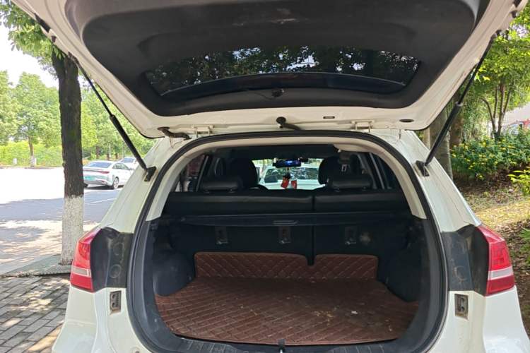 Used Haval H2 2017 Red-Label 1.5T Manual Two-Wheel-Drive Elite Model Trunk