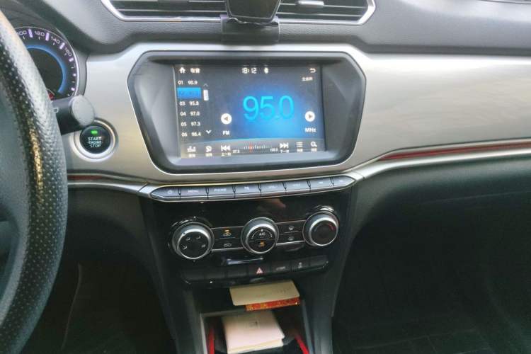 Used Haval H2 2018 Chuanxiang Edition Blue Badge 1.5T Dual-Clutch Two-Wheel Drive Fashionable Model Audio And AC Panel