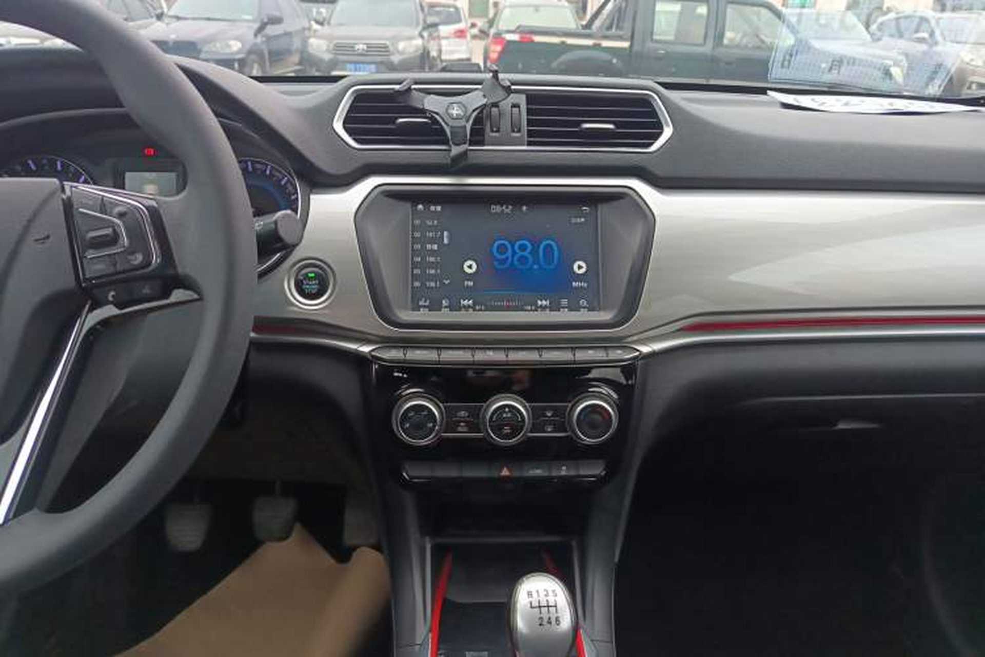 Used Haval H2 2018 Chuanxiang Edition Blue Badge 1.5T Manual Two-Wheel Drive Fashionable Model Audio And AC Panel