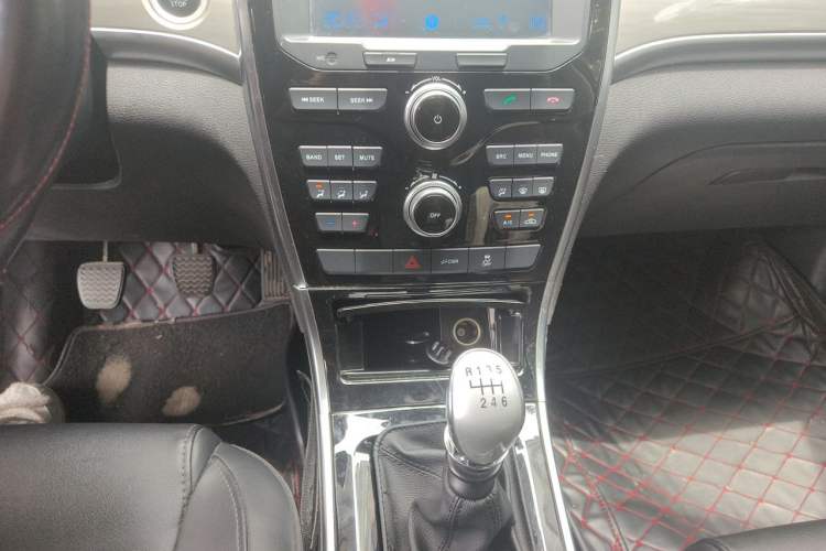 Used Haval H2 2018 Red-Label 1.5T Manual Two-Wheel Drive Elite Model Audio And AC Panel