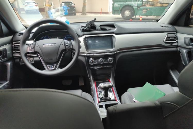 Used Haval H2 2018 Chuanxiang Edition Blue Badge 1.5T Dual-Clutch Two-Wheel Drive Fashionable Model Center Console