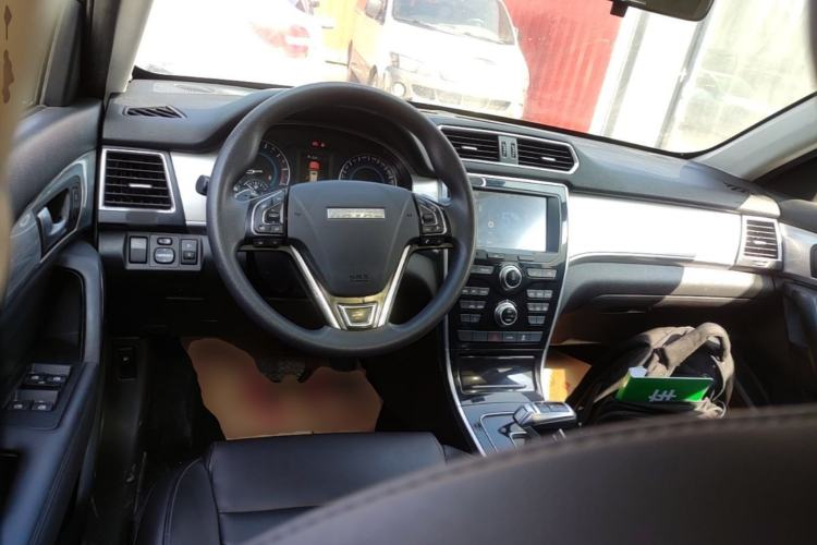 Used Haval H2 2018 Chuanxiang Edition Red Badge 1.5T Dual-Clutch Two-Wheel Drive Fashionable Model Center Console
