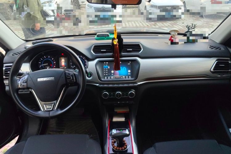 Used Haval H2 2018 Chuanxiang Edition Blue Badge 1.5T Dual-Clutch Two-Wheel Drive Fashionable Model Center Console