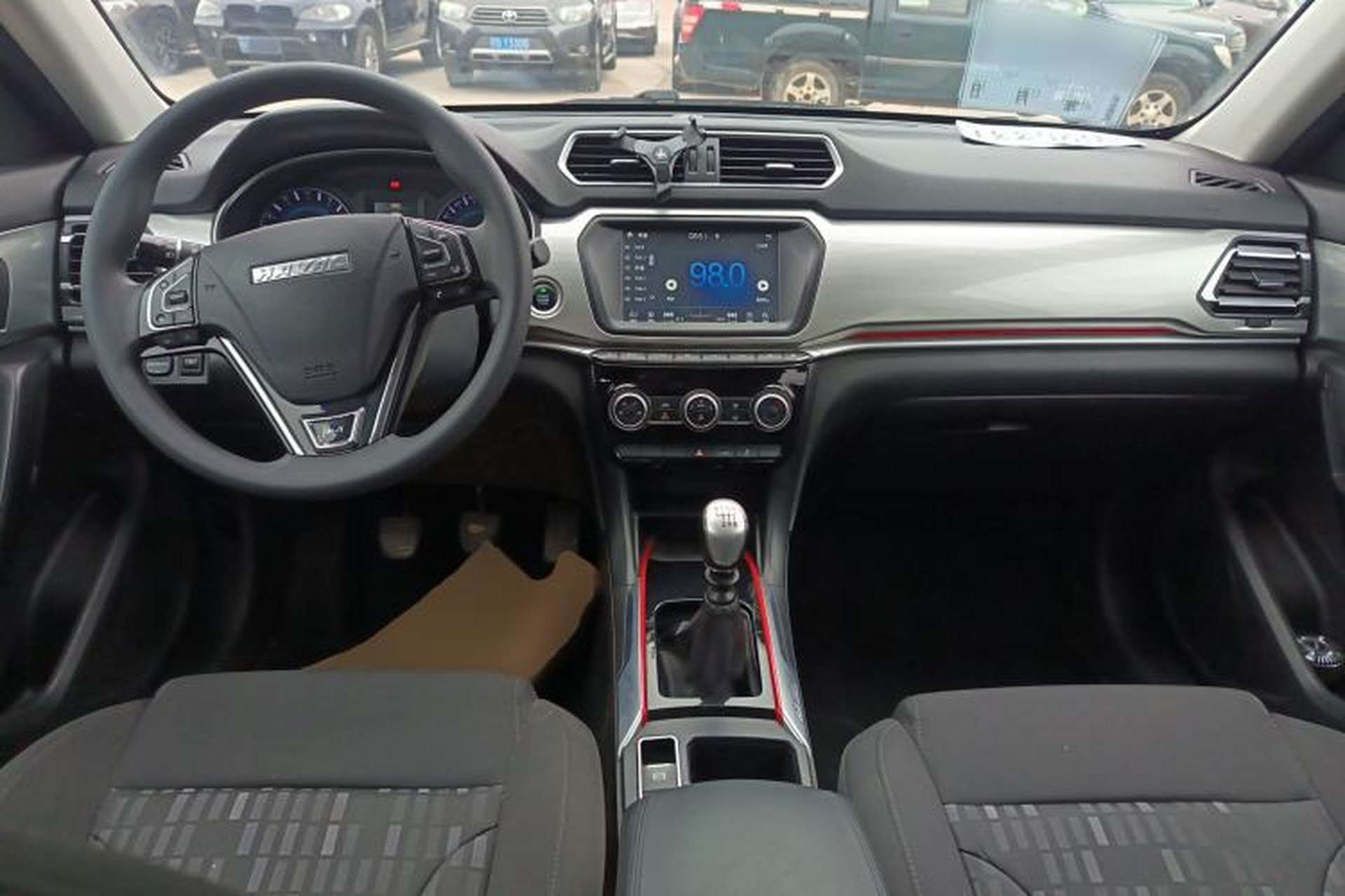 Used Haval H2 2018 Chuanxiang Edition Blue Badge 1.5T Manual Two-Wheel Drive Fashionable Model Center Console