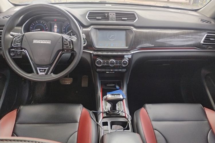 Used Haval H2 2018 Chuanxiang Edition Blue Badge 1.5T Dual-Clutch Two-Wheel Drive Fashionable Model Center Console