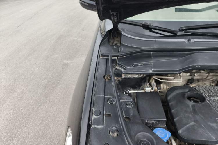 Used Haval H2 2018 Chuanxiang Edition Blue Badge 1.5T Dual-Clutch Two-Wheel Drive Fashionable Model Engine Bay Right
