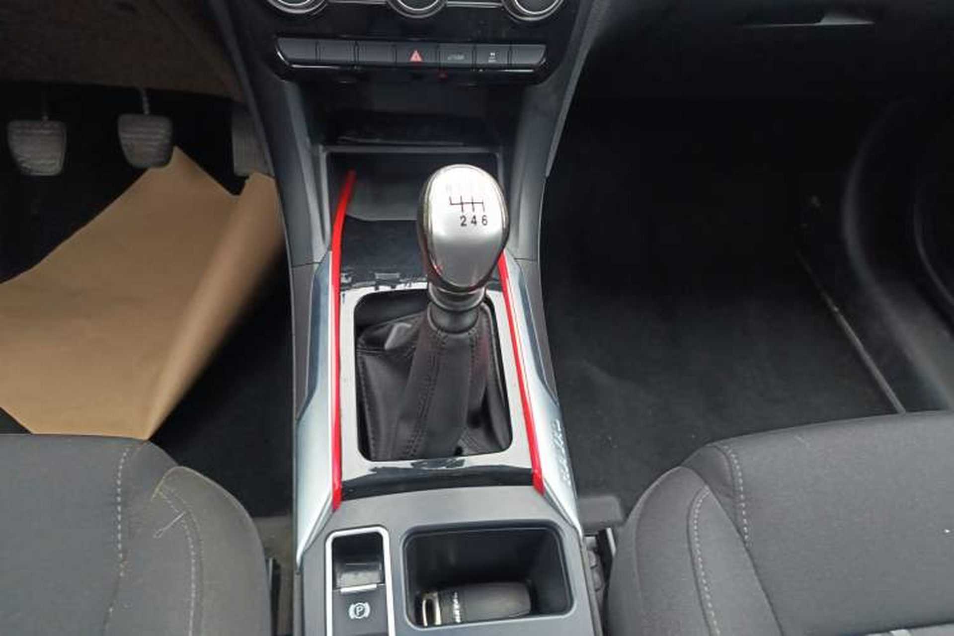 Used Haval H2 2018 Chuanxiang Edition Blue Badge 1.5T Manual Two-Wheel Drive Fashionable Model Gear Lever