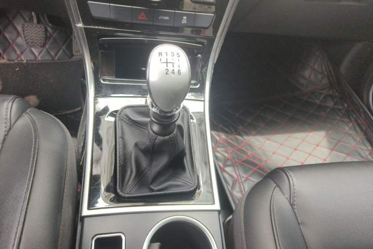 Used Haval H2 2018 Red-Label 1.5T Manual Two-Wheel Drive Elite Model Gear Lever