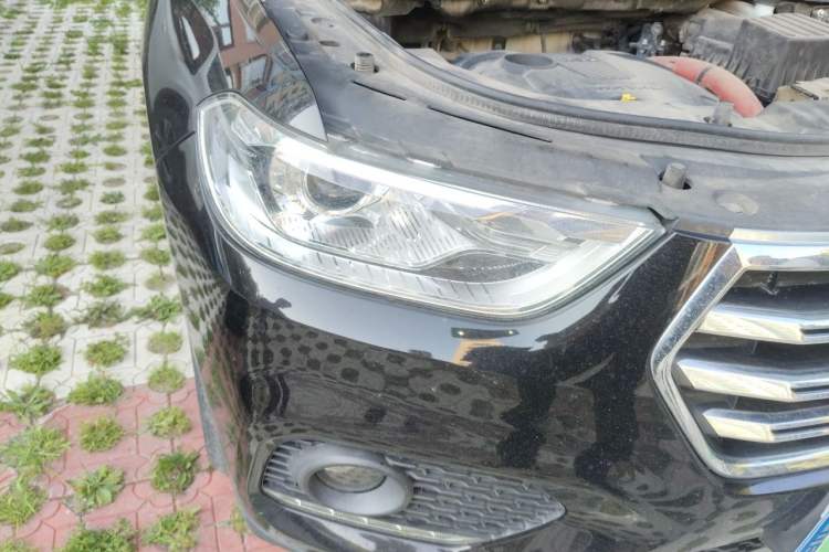 Used Haval H2 2018 Chuanxiang Edition Blue Badge 1.5T Dual-Clutch Two-Wheel Drive Fashionable Model Right Front Headlight