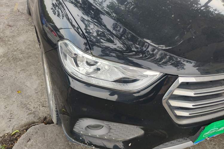 Used Haval H2 2018 Chuanxiang Edition Blue Badge 1.5T Dual-Clutch Two-Wheel Drive Fashionable Model Right Front Headlight