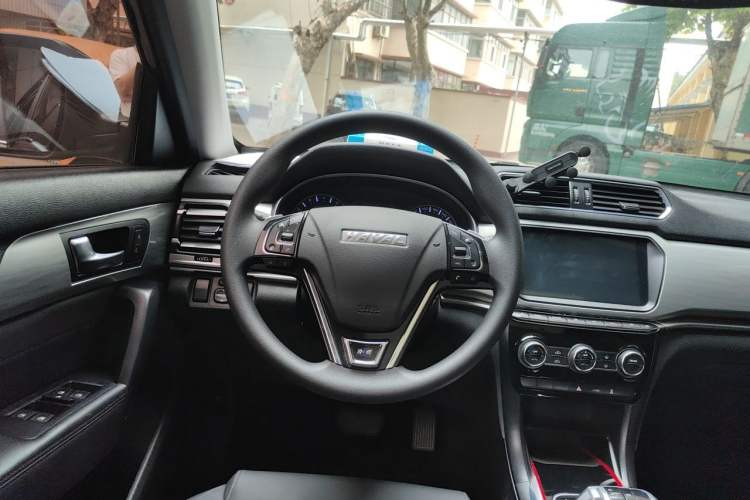 Used Haval H2 2018 Chuanxiang Edition Blue Badge 1.5T Dual-Clutch Two-Wheel Drive Fashionable Model Steering Wheel