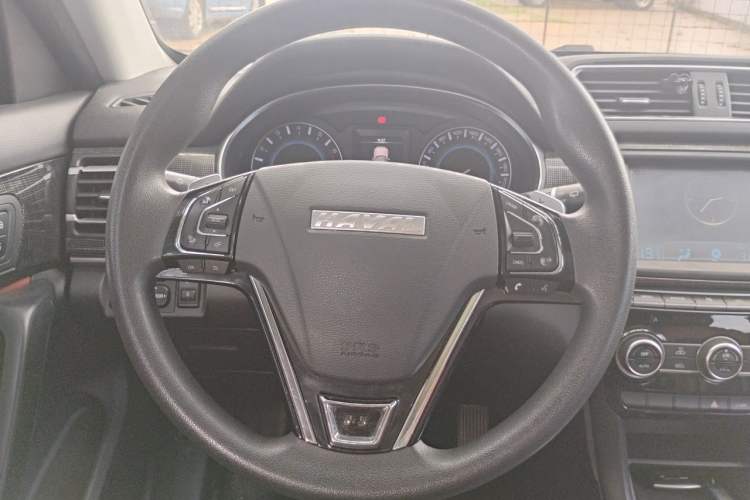 Used Haval H2 2018 Chuanxiang Edition Blue Badge 1.5T Dual-Clutch Two-Wheel Drive Fashionable Model Steering Wheel