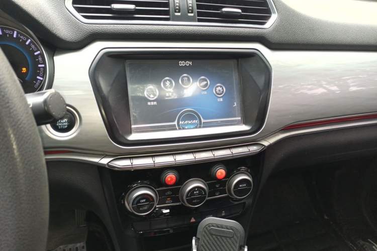 Used Haval H2 2018 Chuanxiang Edition Blue Badge 1.5T Dual-Clutch Two-Wheel Drive Fashionable Model Audio And AC Panel