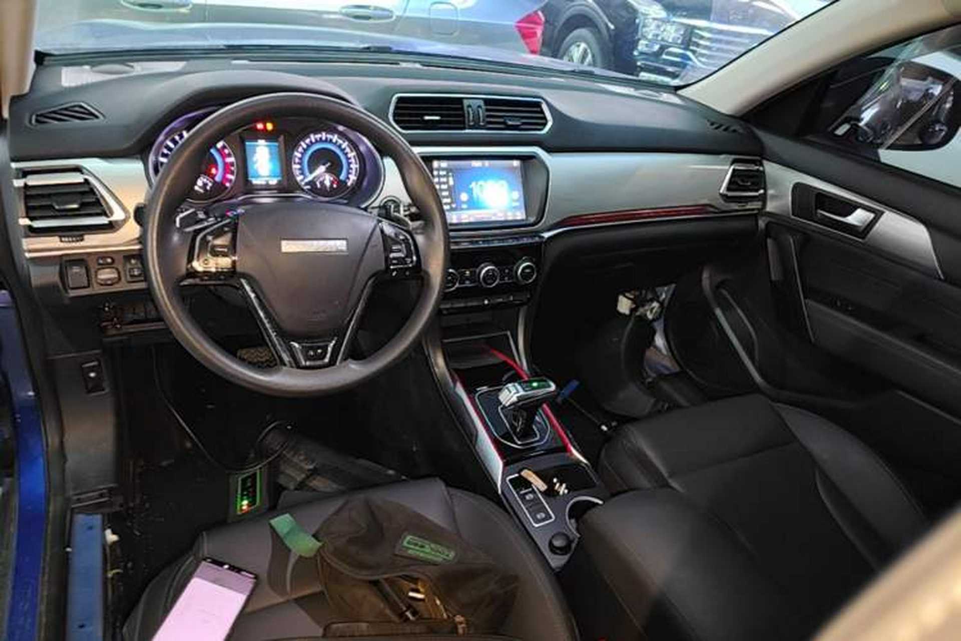 Used Haval H2 2018 1.5T Dual-Clutch Two-Wheel Drive Fashion Model China VI Standard Center Console