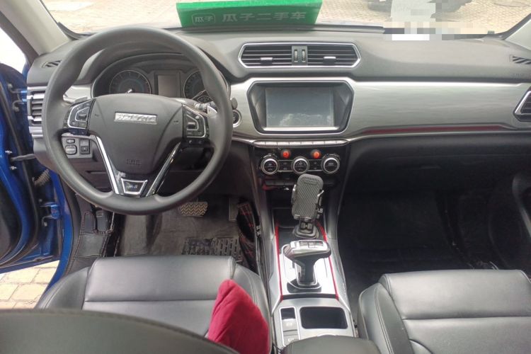 Used Haval H2 2018 Chuanxiang Edition Blue Badge 1.5T Dual-Clutch Two-Wheel Drive Fashionable Model Center Console