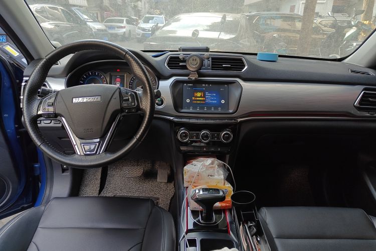 Used Haval H2 2018 Chuanxiang Edition Blue Badge 1.5T Dual-Clutch Two-Wheel Drive ZhiShang Model Center Console