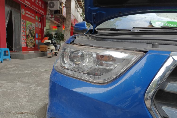 Used Haval H2 2018 Chuanxiang Edition Blue Badge 1.5T Dual-Clutch Two-Wheel Drive ZhiShang Model Right Front Headlight